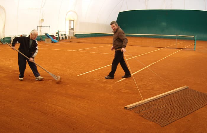 Manutenzione campi tennis indoor in terra